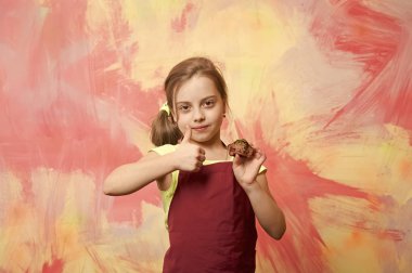 Kek için jest veren çocuk yaşasın.