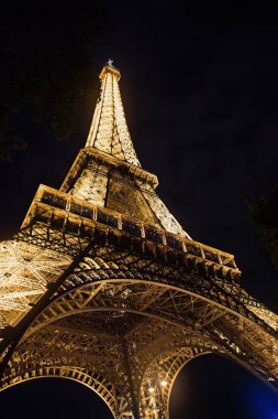 Eyfel Kulesi Paris, Fransa'da gün batımında. Romantik seyahat arka plan.