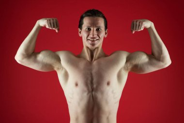 Asla pes etme ve yürümeye devam et. vücudunuzun uygun ve kilo. Spor ve fitness. Atlet ya da sporcu kırmızı şort. Spor salonunda egzersiz fitness adam. Kaslı adam güçlü gövdeli