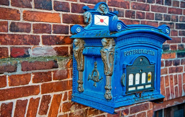 Caja de correos color azul sobre fondo de pared de ladrillo rojo — Foto de Stock