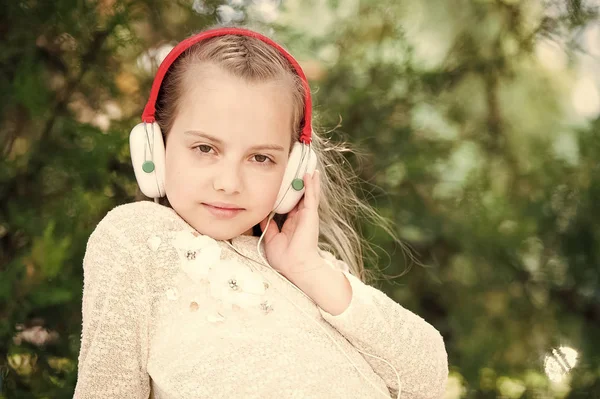 Gadis kecil yang lucu menikmati musik menggunakan headphone — Stok Foto