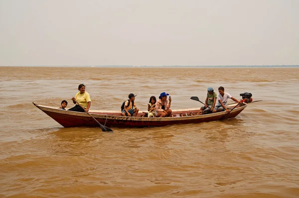 Gente remando en barco en superficie de agua marrón —  Fotos de Stock