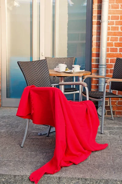 Tisch und Stühle mit roter Decke draußen im Straßencafé — Stockfoto