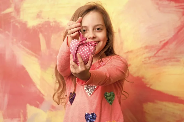 Mała dziewczynka lub dziecko z serce Walentynki miłość — Zdjęcie stockowe