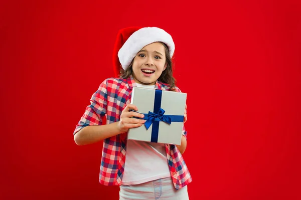 Boldog téli ünnepek. Is meglepte. Kis lány. Új év party. Santa claus gyerek. Karácsonyi bevásárlás. Xmas jelen. Gyermekkori. Kis lány gyermek santa piros kalapban. Wow. — Stock Fotó