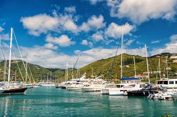 Yates en amarre en el mar en Road Town, Reino Unido — Foto de Stock