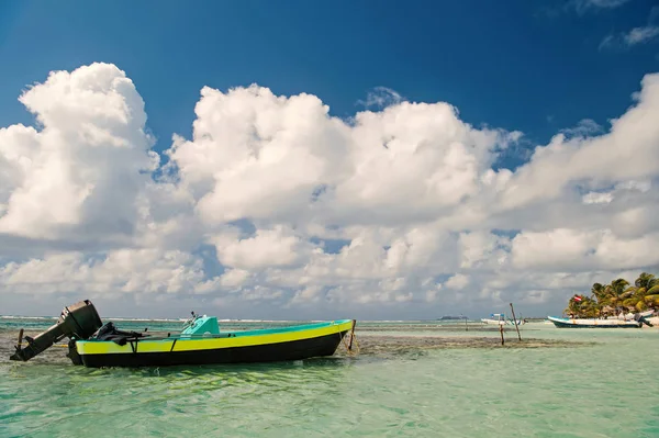 Motorový člun na moře pobřeží Costa Maya, Mexiko — Stock fotografie