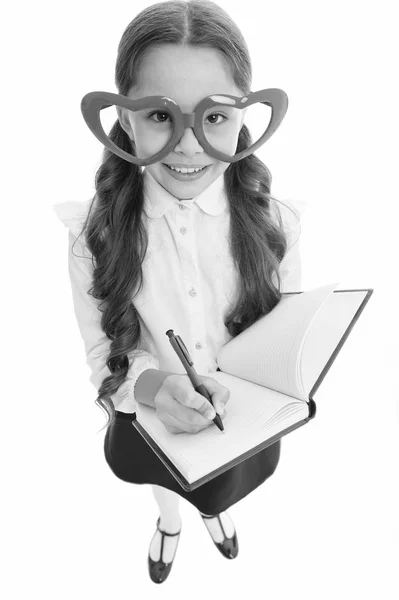 Schoolgirl сердце форме очки изолированы белый фон. Детская одежда школьной формы держит блокнот и письмо. Умный парень в школьной форме улыбается. Создание концепции уведомлений — стоковое фото