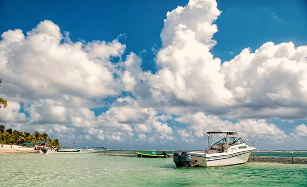 Barcos a motor en la playa tropical, Costa Maya, México — Foto de Stock
