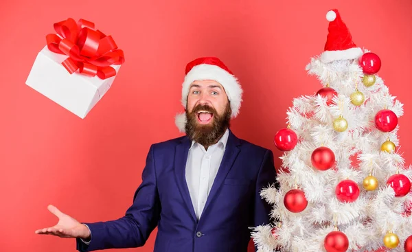 Odesílat nebo přijímat vánoční dárek. Muž vousatý bokovky formální oblek šťastný slaví Vánoce. Dárková krabice s slavnostní stuhou luk, které spadají přímo do mužské ruky. Rychlý rozvoz. Dárkové servisní koncept — Stock fotografie