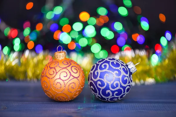 Concepto de vacaciones de invierno. Varias decoraciones navideñas. Decoración de bolas de Navidad en superficie de madera azul. El símbolo del nuevo año y las fiestas navideñas. Decora el árbol de Navidad con juguetes tradicionales —  Fotos de Stock