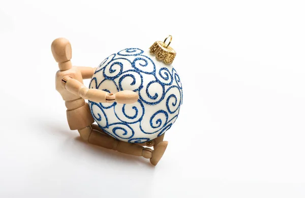 Bola de decoração de Natal de abraço de brinquedo de corpo humano de madeira. Conceito de entretenimento de Natal. Decorações de Natal em fundo branco fechar. Abraçar brinquedo de Natal favorito. Jogar jogo — Fotografia de Stock