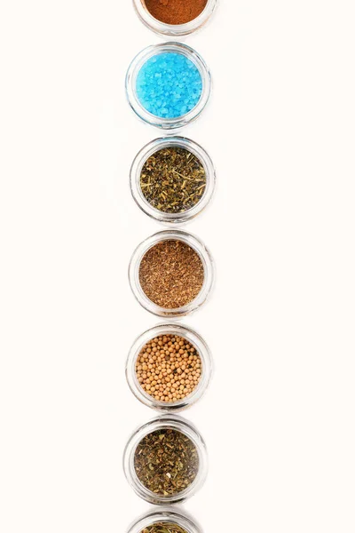 파프리카, 소금, 소금, 소금, 렌치 겨자가 들어 있는 유리 용기 — 스톡 사진