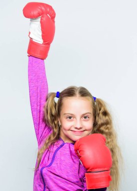 Güçlü çocuk boks. Spor ve sağlık kavramı. Boks spor kadın için. Başarılı lider beceri. Spor yetiştirme. Kız beyaz arka plan üzerinde poz kırmızı eldivenli sevimli çocuk. Lider yetiştirme