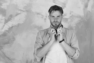 Avrupalı adam eğleniyor. Kulaklıklı, Amerikalı yakışıklı, sakallı adam. Neşeli genç DJ kulaklıkla şarkı dinliyor. Akıllı telefonlu, mavi gözlü, şık hippi. Müzikal yaşam tarzı