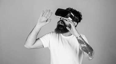 Vr gözlük, açık mavi renkli sakallı adam. VR gadget kavramı. Adam kafa monte ekran ile etkileşim içinde sanal gerçeklik. Hipster sanal gerçeklik ile modern Gadget'ı keşfetmek meşgul yüzünde