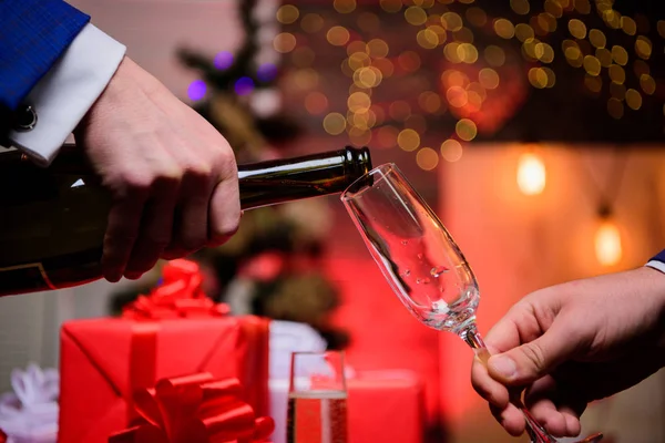 Mãos derramando champanhe em vidro elegante fundo decorações de Natal. Último minuto antes do ano novo. Beba champanhe ou vinho espumante. Celebre férias com o champanhe. Feliz Ano Novo — Fotografia de Stock