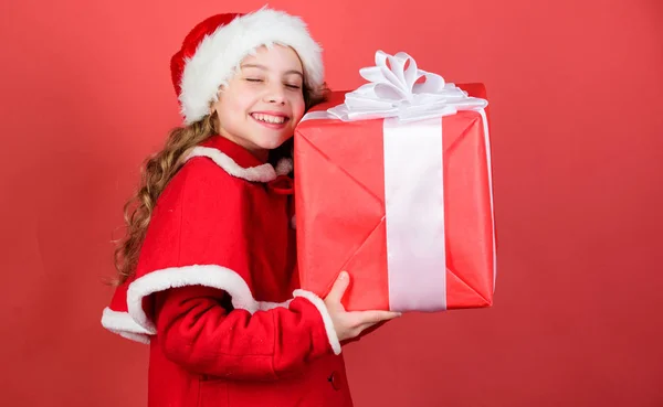 Flicka söt barn santa kostym håller jul presentbox. Vad som finns inuti. Låter öppen jul gåva. Lycka och glädje koncept. Gåvor leveransservice. Liten flicka firar jul. Jag är så upphetsad — Stockfoto