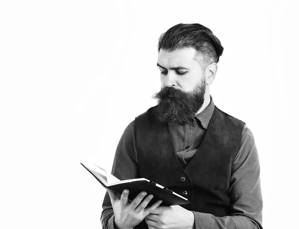 Vousatý muž čtení Poznámkový blok s vážnou tváří — Stock fotografie