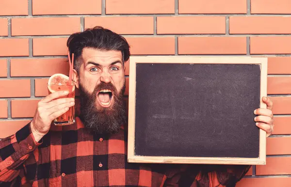 Barman, hipster holds cocktail and advertising. Man holds glass — Stock Photo, Image