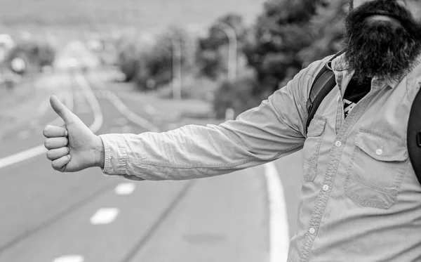 Usually use thumb up to inform drivers hitchhiking. But in some cultures gesture offensive so you risk to be killed by furious driver you just insulted. Hitchhiking culture. Thumb up gesture meaning — Stock Photo, Image