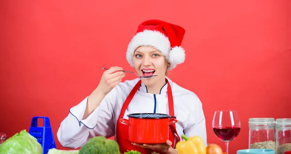 Vrouw chef-kok santa hat koken houdt houten lepels. Beste Kerst Recepten. Het idee van het diner van Kerstmis. Koken voor familie. Probeer de hoofdmaaltijd. Gezonde christmas holiday recepten. Eenvoudige ideeën voor kerstfeest — Stockfoto