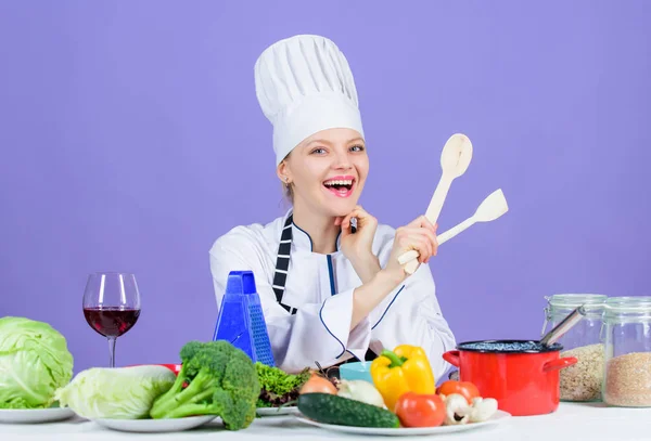 Kvinna kock Matlagning hälsosam mat. Gourmet huvudrätt recept. Matlagning är hennes hobby. Flicka i hatt och förkläde. Läckra recept koncept. Matlagning hälsosam mat. Färska grönsaker ingredienser för matlagning måltid — Stockfoto