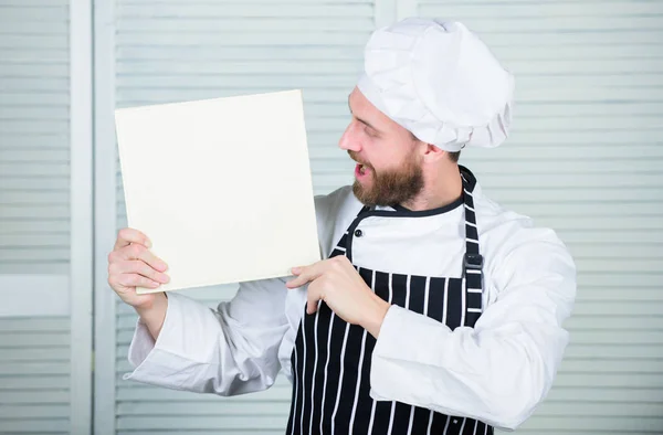 Conceito de livro de receitas culinárias. Melhore a habilidade de cozinhar. Guia de culinária final para iniciantes. Livro receitas da família espaço de cópia. De acordo com a receita. Homem barbudo chef autor do livro. Chef recomendo livro — Fotografia de Stock