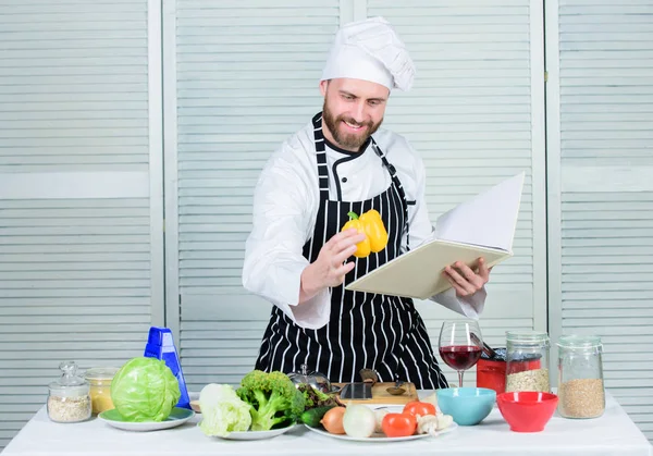 Adam kitap tarifleri okudum. Mutfak Sanatları kavramı. Adam tarifi öğrenin. Pişirme beceri geliştirmek. Yeni başlayanlar için nihai Pişirme Rehberi. Kitap aile tarifleri. Tarifi göre. Adam şef yemek yemek sakallı — Stok fotoğraf
