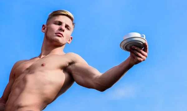 Man gespierde atleet bodybuilder biedt u koffie. Ober blote borst houdt een koffiekopje. Macho gespierde borst naakte torso greep mok verse koffie blauwe hemelachtergrond. Sexy romp aantrekkelijke ober — Stockfoto