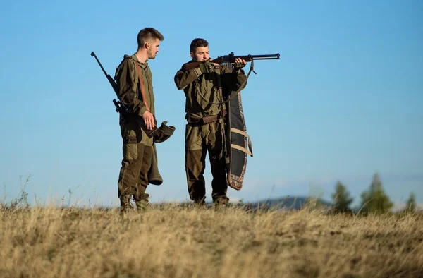 Myśliwi z karabinów w otoczeniu przyrody. Hunter przyjaciel cieszyć się wypoczynek w pole. Polowanie z przyjaciółmi hobby wypoczynek. Koncepcja zasady bezpieczeństwa. Ostrożnie. Myśliwska myśliwych chodzić tle góry — Zdjęcie stockowe