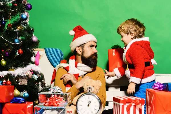 Noel arifesi ve sürpriz konsept. Sakallı adam — Stok fotoğraf