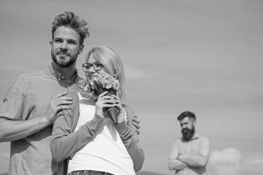 Çiçek buketi romantik tarih ile bir çift gördüm. Yeni aşk. Ortak kız izlerken mutlu aşk ilişkileri başlar. Arka plan üzerinde kıskanç kocası. Açık güneşli bir gün, gökyüzü arka plan dating aşık çift