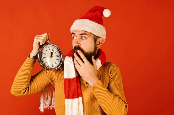 Férias de inverno e conceito de contagem regressiva. Papai Noel espera meia-noite — Fotografia de Stock