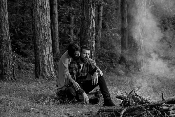 Par kär i picknick med eld i skogen, träd — Stockfoto