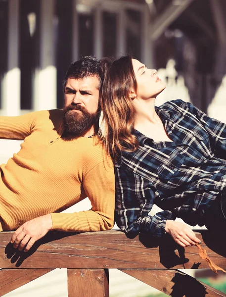 Mädchen und bärtiger Kerl liegen auf Handlauf Rücken an Rücken — Stockfoto