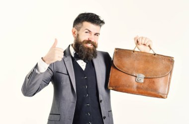 Resmi takım elbise ve başparmak gösterilmesini sakallı adam.