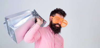 Mutlu grup kağıt torbalar ile alışveriş. Alışveriş bağımlısı tüketici. Nasıl sonraki tatil için hazır olun. Adam hipster giyim güneş gözlüğü tutun grup alışveriş torbaları sakallı. Üstünde siyah Cuma alışveriş