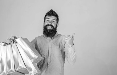 Gülen suratlı hippi satın almayı öneriyor. Sakallı ve bıyıklı bir adam bir sürü alışveriş çantası taşıyor, gri bir geçmişi var. Satış sezonunda alışveriş yapan adam, boş yüzeyi işaret ediyor. Tavsiye konsepti