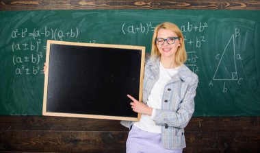 Gelen öğrenciler için okul bilgileri. Öğretmen Haritayı okul reklam. Öğretmen kadın blackboard boş reklam kopya alanı tutun. Okul Haberler için bir yer. Okul programı ve ilave sınıflar