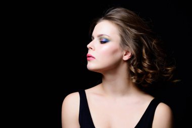 Zarif kıyafeti için makyaj fikir. Zarif çekici kadın dumanlı gözler makyaj ve pembe ruj. Güzellik Salonu konsept. Profesyonel makyaj. Kıvırcık saç ve makyaj siyah arka plan üzerine kadın ile