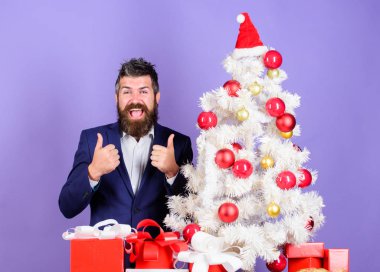 Nasıl korku veren ofis Noel partisi düzenlemek için. Sakallı hippi giyim resmi takım elbise Noel ağacı yakınındaki. Denetim listesi Noel hazırlığı. Noel hediyeleri ve dekorasyonlar. Hazırlık ve kutlama