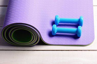 Hafif ahşap zemin üzerine mavi plastik dambıl