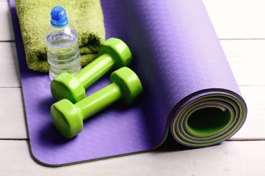 Yeşil plastik, havlu ve su şişesi yapılmış halter