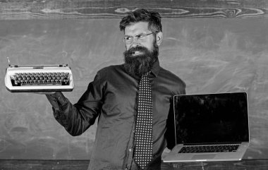 Şu öğretim yöntemi seçin. Dijital retro karşı. Modern teknolojiler yarar. Bunun yerine eski modern. Öğretmen sakallı hippi daktilo ve laptop tutar. Öğretmen öğretim yaklaşımı seçme