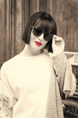 Gözlüklü ve gömlekli kız, Fransa.