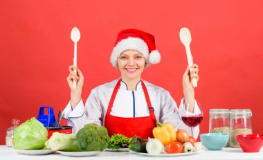 En iyi Noel yemek tarifleri. Noel akşam yemeği fikir. Kolay fikirler Noel partisi için zevk. Sağlıklı Noel tatil tarifleri. Festival menü kavramı. Kadın şef veya aşınma pişirme ev kadını Noel Baba şapkası
