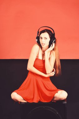 Şarkıcı kurnaz yüzü ile müzik dinler. DJ boombox üzerinde oturur