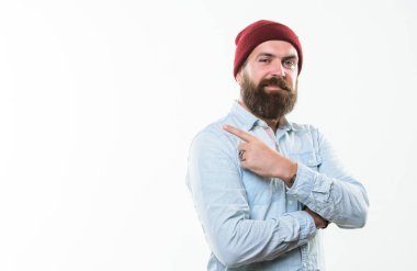 Bıyık acımasız erkeksi görünümü ile sakallı adam. Hipster stil ve moda. Sakallı adam güvenle beyaz arka plan üzerinde poz. Hipster sakallı adam giyim parlak şapka aksesuarı. Berber kavramı