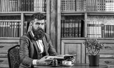 hipster güzel bir vintage caf ilginç kitap okur
